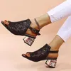 Lujosas sandalias de tacón con diamantes de imitación, zapatos de mujer, verano 2023, tendencias, encaje Sexy dorado, zapatos modernos con punta abierta, fiesta elegante con falda