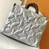 Explosion Sacs femme Pillow On heGo GM fourre-tout sport-chic M21053 sac à main silvery room saison d'hiver se démarquer conçu motifs en nylon poignées sac en toile Argent PU