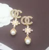 Designers de marcas de luxo com letras clipe simples retrô banhado a ouro 18 quilates geométrico famoso com borla cristal strass brinco de pérola para festa de casamento