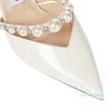 Abito da sposa Scarpe Aurelie Décolleté Sandali da donna Tacchi alti Eleganti perle da sposa Cinturino Marchi di lusso Punta a punta Donna che cammina 02