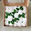 Kwiaty dekoracyjne 25pcs/pudełko 8 cm sztuczna głowica róży Rose Fałszywe rośliny Liście DIY Flower Ball Wreńce Wewnętrzne bukiet Walentynki