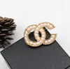 20style Luxury Designer Brand Lettera Spille Donna Uomo Spille placcate oro 18 carati Spilla con nappe in cristallo Spilla con perle Accessori moda per feste
