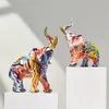 Dekorative Objekte Figuren Bunte Elefanten-Kunstskulptur Kreative Heimdekoration Moderne Graffiti-Statue Büro-Desktop-Dekor Harzzubehör 221129