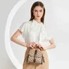 2023 Purses 통관 아울렛 온라인 판매 가방 메신저 백 프랑스 소수 가방 여자 2023 새로운 다목적 패션 핸드