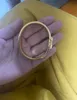 дизайн Браслет-браслет 12 мм титановая сталь розовая пряжка 17/19 размер для мужчин и женщин модные ювелирные изделия браслеты