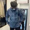 Giacche da uomo A 22 rc Giacca da uomo in nylon impermeabile con cappuccio in tessuto tecnico Cappotto con cerniera Uomo Donna Felpa con cappuccio per sport all'aria aperta ricamata 4xl