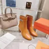 2022 Superior kwaliteit luxe ontwerpers vrouwen half laarzen gemengde kleur wollen vierkant tenen rainboots dikke hakken platform schoenen combatsuper dame's laarzen