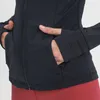 "Restez élégant et confortable avec nos sweats à capuche Slim Fit. Le tissu respirant et la longueur des hanches en font un choix idéal pour l'automne et l'hiver!"