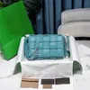 Tasarımcı Çanta Çantaları Kasetler Lüks Yastıklı Intrecciato Deri Mor Crossbody Çanta 7A Kalite Boyutu 2618cm