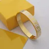 2024 Bangle Europe America Top Designer Jewelry Lady Women Titanium Steel Black/White Monamel محفورة بالمينا المحفورة