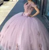 2022 Abiti Quinceanera rosa Abito da ballo con spalle scoperte Appliques di pizzo Perline Fiori floreali 3D Abito da principessa in tulle Sweet 16 Vestido De 15 Anos Quinceanera