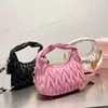 Axelväska miubag designer handväska kvinnor crossbody väskor mode ränder tygväska rynkad läder handväska rosa messenger brev handväska 220926