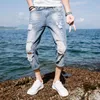 Jeans för män grossist 2022 Mode beskurna byxor Herr sommar tunn sektion smala koreanska lösa hål tiggare jeansshorts män