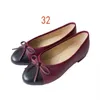 Designer-Kleidschuhe Frühling und Herbst 100% Rindsleder Briefbogen Ballett Tanzschuhe Mode Frauen Schwarz Flacher Bootsschuh Dame Leder Trample Lazy Loafers 35--42 mit Box