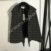 22SS الخريف النسائية مصممة كيب مصممة WOLON WOOLEN OPERCOAT 2 معاطف الخندق الملونة خطاب السترة للطباعة مادة مقنع