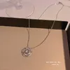 Choker Sydkorea Micro Inset Camellia Titanium Steel Halsband Kvinnliga insider Tiden liten nischljus lyxpersonlighet Temperament cl