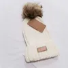 Avustralya Tasarımcı Örme Şapkalar Kış Pompon Beanies Deri Etiket Kürk Pom Kafatası Kapakları Tasarımcı Bonnet Kadın Kızlar Tığ Şapkası Şapkalı Sıcak Beanie Kulak Muff 2023