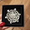 Broches classiques en cristal pour hommes et femmes, cadeau de créateur, bijoux de fête de mariage, cadeau avec sac en flanelle