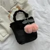 Sacs de soirée en peluche Femel sac belle reine chaude mode hiver sac à main pour les femmes épaule de luxe avec poupée mignonne maquillage