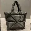 Nylon winkelen Tote Tas metalen driehoek grote capaciteit schoudertas zwarte mode handtas casual bakken katoenen veren letter damestassen ontwerper portemonnee