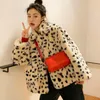 Pelliccia da donna Finta pelliccia da donna Giacca in visone e lana d'agnello Cappotto bomber leopardato Bottoni ricoperti in inverno Parka in peluche Cardigan Top