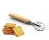 Outils de pâtisserie, roue de coupe-pâtisserie cannelée, manche en bois, pince à raviolis, fabricant de timbres pour la maison et la cuisine, outil de cuisson SN7193