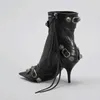 Stiefel Cagole Nietenstiefel mit Schnalle verziert Lammleder mit Absatz Knöchelschuhe mit seitlichem Reißverschluss spitze Zehen Stil2023