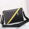 2023 Estojo para Câmera Bolsas de couro multicoloridas Designer Mens Mini Pouch Ff Shoulder CARTEIRA CROSSBODY CARTEIRA Bolsa de tecido marrom Bolsa Messenger