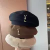 Luksurys projektanci czapki projektant beret damski luksusowy kaszmirowy kapelusz wełna beret czapka na zewnątrz podróżne zimowe wakacje wiatroodporne B9029097
