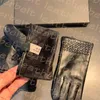 Femmes Designer Gants Noir Moufles En Peau De Mouton Hiver En Plein Air En Peluche Gants Chauds Mode Écran Tactile Gant
