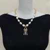 Choker 20 '' White White Rice Pearl Naszyjnik CZ Pave Gold Kolor Pleated Insect Wiseld dla kobiet