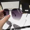 Neue Luxus-Designer-Sonnenbrille für Herren, quadratisch, Metall, Brillengestell, Spiegeldruck, Design, Showtyp, cooler Sommer, ovale Sonnenbrille für Damen und Herren, Modeaccessoires 8851