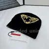 Diseñador clásico unisex Sombreros Gorro de algodón de punto Hombres Mujeres Para el invierno Tejido transpirable Simple Cálido Sólido Casual Señora Gorros Moda Chicas