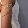 バングルボヘミアンスタイルのリーフチャーム上腕ブレスレット金属葉タッセルペンダント女性ファッションジュエリー用カフブレスレット