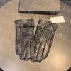 Män läderhandskar Vinterguld Proof Mittens lyxiga plysch Varma handskar Fashion Solid Color Touch Screen Glove