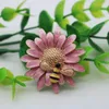 Broches 1 PC Pin Marguerite Fleur Série Abeille Rose Émail Élégant Femmes Broche Vêtements Accessoires 40mm X