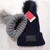 Modebrev stickade hattar vinter pompon m￶ssor lyxiga p￤ls pom skalle m￶ssor designer motorhuv kvinnor flickor virkning hatt utomhus varm m￶ssa trendig ￶ron muff 2023