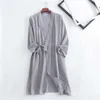 Couples de vêtements de nuit pour femmes Crêpe Gaze Peignoir Robe en coton solide Robe à manches longues à col en V Kimono Robes de mariée Vêtements de nuit Plus Size Robe de chambre T221006