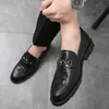 Sapatos de couro esculpido de couro oxford de pé pontual de um estribo retro de luxo metal fivela de moda masculina sapatos casuais sapatos de negócios múltiplos de tamanho