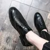 Sapatos de couro de couro esculpido Oxford Sapatos pontiagudos de dedo do pé