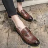 Vegan brogue l￤der oxford skor pekade t￥ en stigbrun vintage lyx metall sp￤nne m￤ns mode formella casual skor aff￤rsskor multipel storlek 38-47