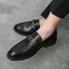 Sapatos de couro esculpido de couro oxford de pé pontual de um estribo retro de luxo metal fivela de moda masculina sapatos casuais sapatos de negócios múltiplos de tamanho