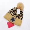 Klassisk designer stickade hattar leopard pompon m￶ssa imitation marten h￥r p￤ls pom skalle m￶ssor vinterhuvmode virkning hatt utomhus varm m￶ssa ￶ron muff xmas