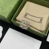 Snygg Designer Diamant Brev Ring Dam Utsökt alfabet Kristallringar Jubileumsdatum Fest Smycken Strass Anello Med Box