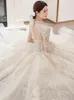 2023 Abito da ballo arabo Abiti da sposa Luxury Dubai Cristalli scintillanti Maniche lunghe Abiti da sposa Corte dei treni Gonna in tulle robes de mariee