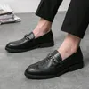 Sapatos de couro esculpido de couro oxford de pé pontual de um estribo retro de luxo metal fivela de moda masculina sapatos casuais sapatos de negócios múltiplos de tamanho