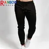 Pantaloni da uomo Pantaloni Fitness Nuovo tessuto elasticizzato sottile Design vuoto Palestra Sport Matita Pantaloni sportivi da esterno Pantaloni Rainbowtouches G220929