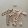 Rompers nyfödda baby retro floarl singlebröstade långa ärmar romper tjej söt mjuk bomull jumpsuit pojke kläder en bit mössa j220922