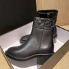 Stivaletti da donna Nero Caviglia Martin Biker Piattaforma spessa Appartamenti da combattimento Stivaletti con tacco basso Stivaletti con lacci Catene in pelle Fibbia Scarpe da donna di design di lusso