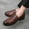 Sapatos de couro esculpido de couro oxford de pé pontual de um estribo retro de luxo metal fivela de moda masculina sapatos casuais sapatos de negócios múltiplos de tamanho